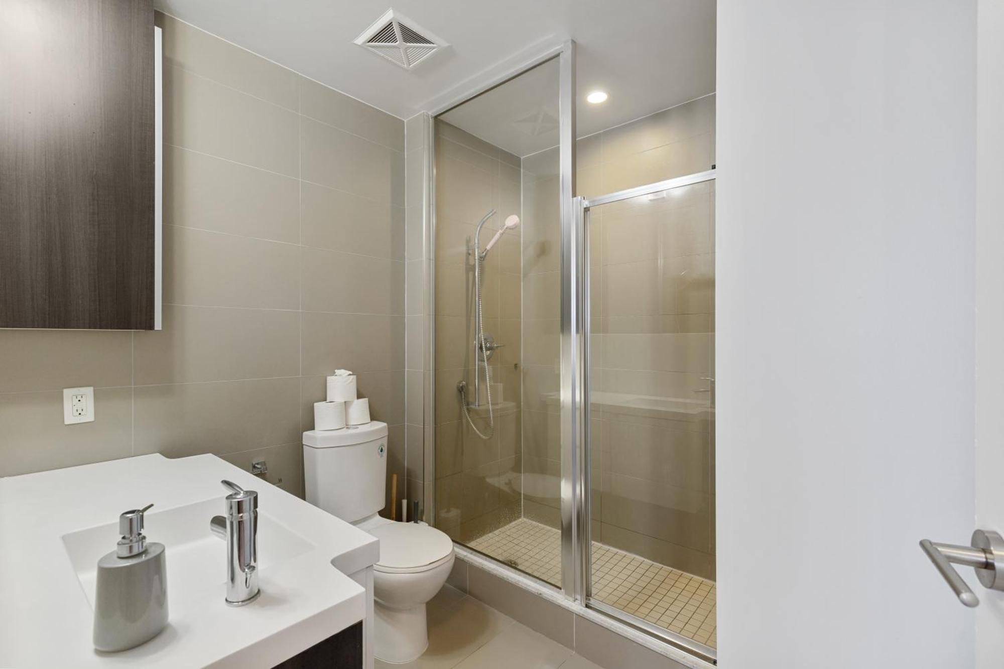 טורונטו 2Bedroom Cn Tower And Water Views - Free Parking - Rooftop Pool מראה חיצוני תמונה